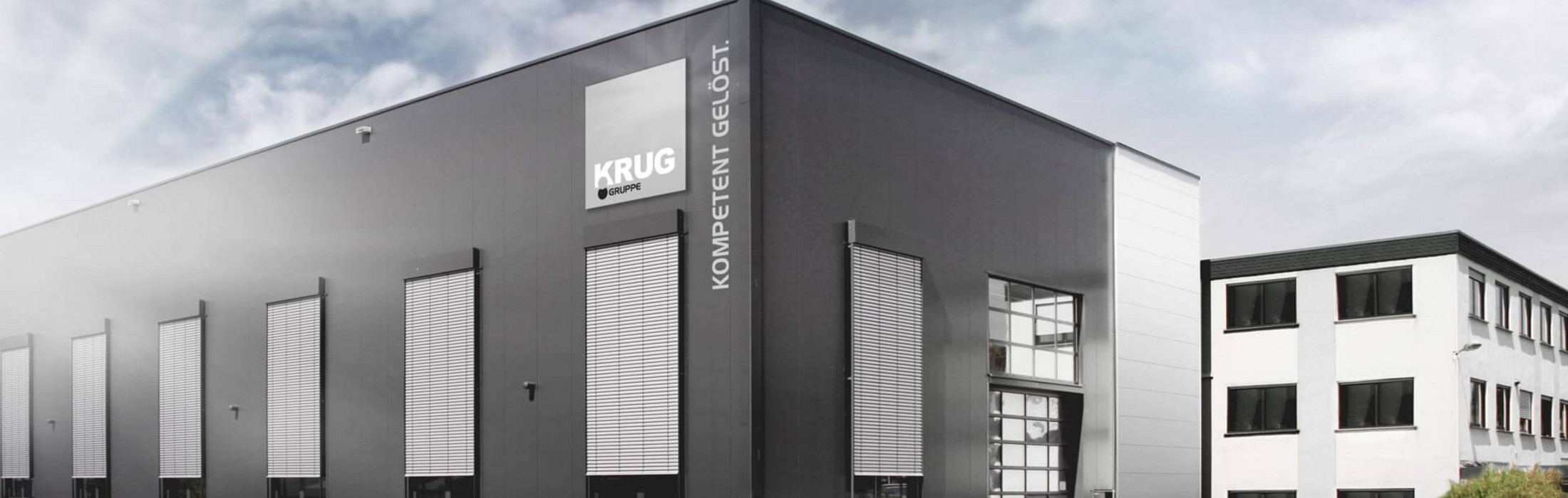 Ein Gebäude auf dem das KRUG-Logo zu sehen ist.