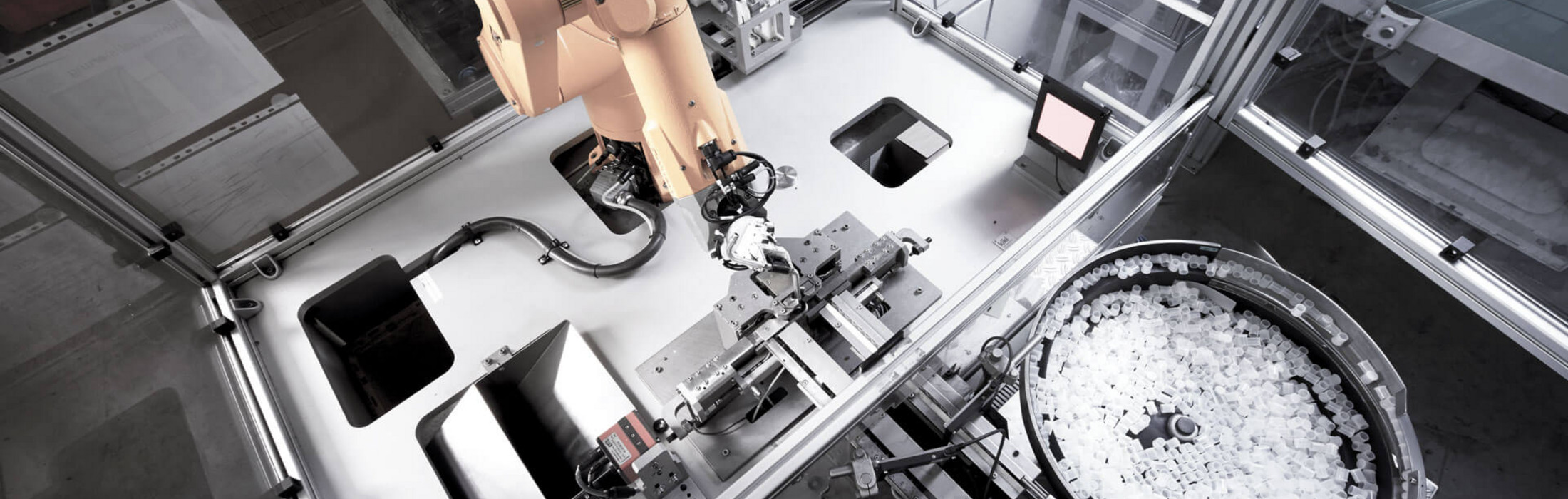 Ein Roboterarm in einer Maschinenkabine.