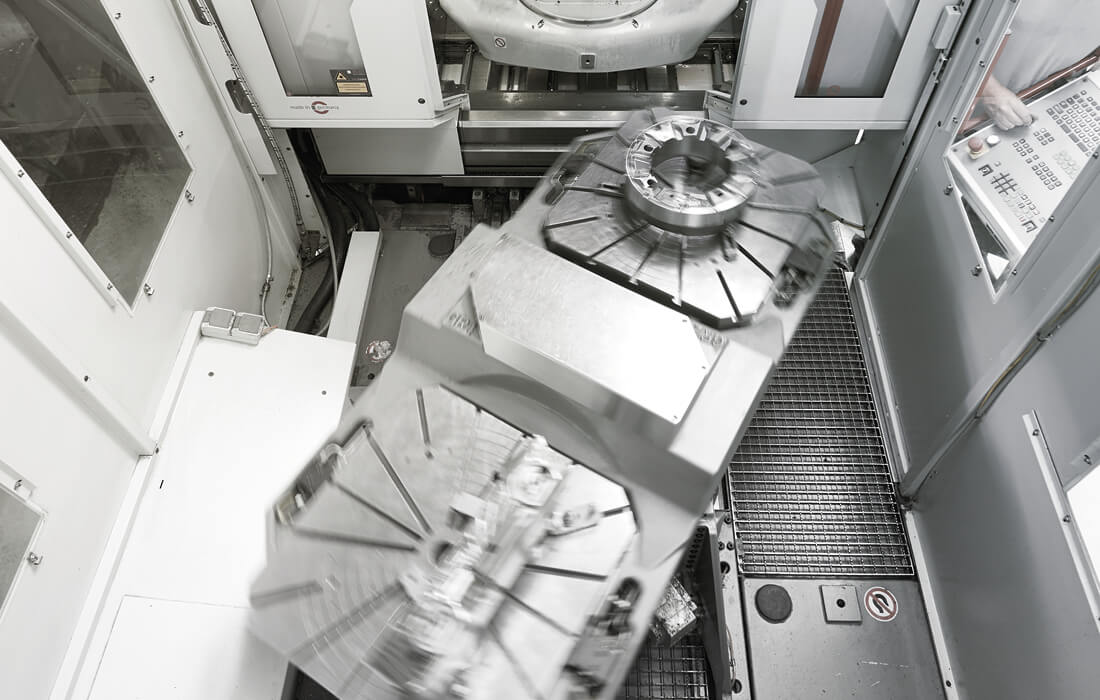 Werkstück aus dem Formenbau in einer Bearbeitungskabine.