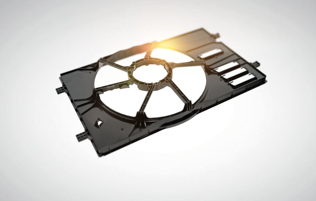 Formteil mit Lichtreflex vor einem grauen Hintergrund.