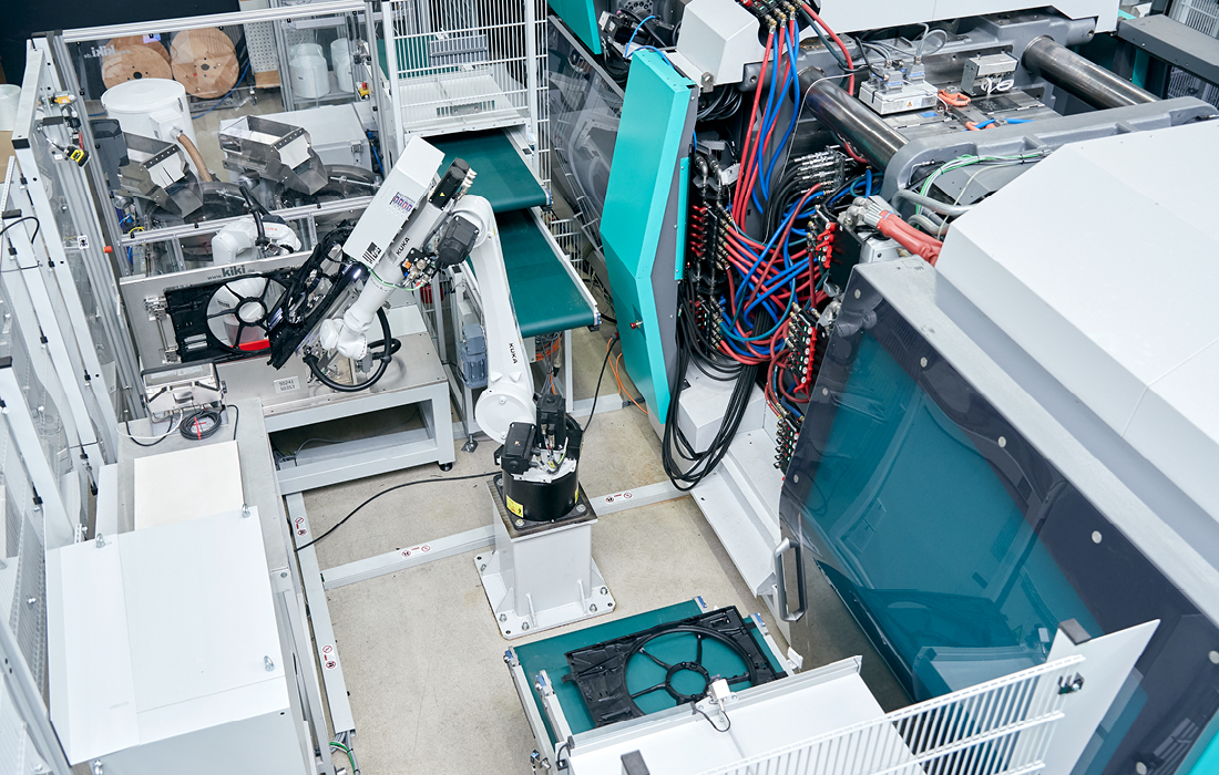 Eine Maschine für Kunststoffteile am KRUG-Standort in Ungarn